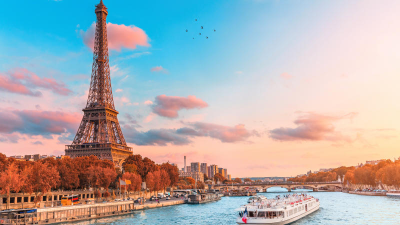 Tháp Eiffel cổ kính bên dòng sông Seine mùa thu Paris rực rỡ ánh hoàng hôn, nguồn cảm hứng nước hoa Poécile Rose Lutèce.