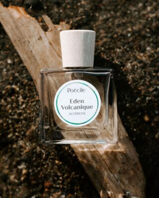Nước hoa phi giới tính Poécile Eden Volcanique nắp gỗ đặt trên khúc gỗ mộc mạc