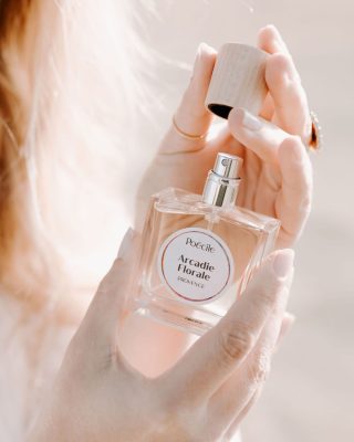 Đôi bàn tay nhẹ nhàng mở nắp gỗ chai nước hoa thuần chay Poécile Arcadie Florale hương hoa cỏ vùng Provence.