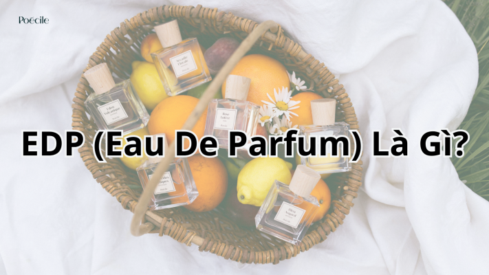 Banner bài viết giải thích nước hoa EDP Eau De Parfum là gì trên nền giỏ mây chứa các chai nước hoa thuần chay Poécile và trái cây tươi.