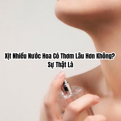 Bàn tay cầm chai nước hoa xịt vào vùng cổ kèm dòng chữ Xịt Nhiều Nước Hoa Có Thơm Lâu Hơn Không Sự Thật Là.