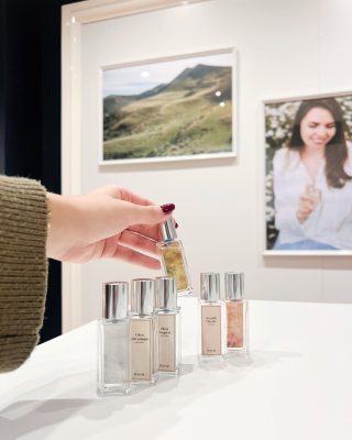 Bàn tay cầm chai nước hoa mini Poécile nhỏ gọn nắp bạc cạnh các dòng Eden Volcanique Bleu Asgard và Arcadie Florale.   
